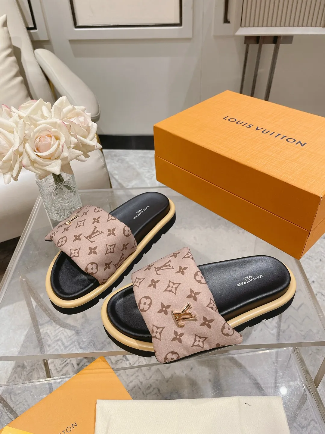 👟👟Ex-factory price 360👟👟 Lvjia brand | ²⁰²5 𝐬𝐬 💛2025 spring and summer latest popular Velcro series...Couple style thick-soled slippers, new rare products at the purchasing level💫 🍒This style is the favorite of celebrities🌟big internet celebrities. A simple and elegant sandal. A good style that you can't take your eyes off at a glance! The thick sole has the effect of increasing the height of the feet. It has the function of elongating the legs immediately. It is exquisite and low-key luxury✔️ No matter it is paired with skirts or trousers, it is super aura🛍 ━━━━━ ЅᏇєєt ━━━━━ ▪️Upper: LV old floral fabric ▪️Outsole: original molded outsole ▪️Shoe size: 35-45